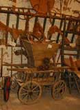 Apfelmhle und Leiterwagen.