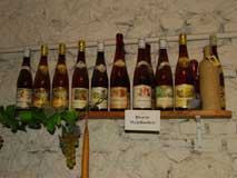 Verschiedene Weinflaschen.